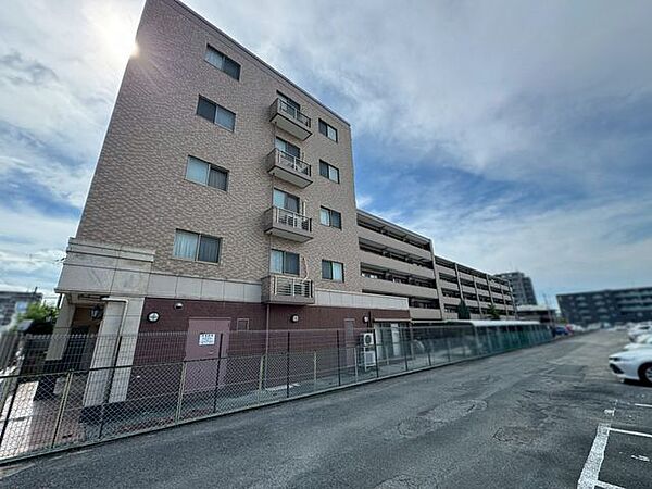 室内居住中となります。内覧等については担当までお気軽に問い合わせくださいませ♪