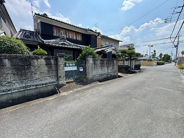 前面道路の幅員が5ｍ以上あり、車同士がすれ違える幅があります。運転が苦手な方にも嬉しいです♪