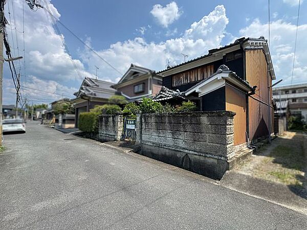 前面道路との高低差が少なめの土地です。敷地内の高低差も少なめで比較的フラットな建築計画を立てていただけます♪