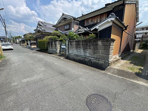 前面道路との高低差が少なめの土地です。前面道路の幅員が約5.3ｍあり、車の運転が苦手な方にも嬉しい幅があります♪