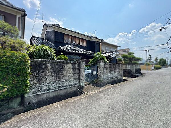 隣地など周辺にマンション等の高層建築物が少なく、開けた視界です。北側は抜けた風景で、奈良の山並みを望めます♪
