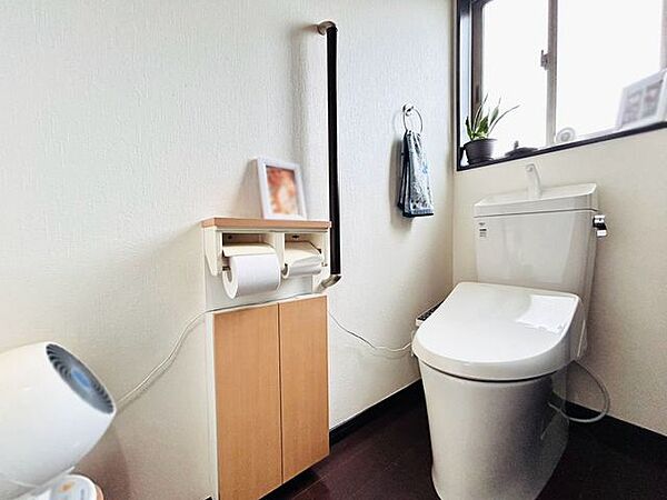 小窓付きのトイレ部です。手すり付きで万が一の際に役立ちます♪