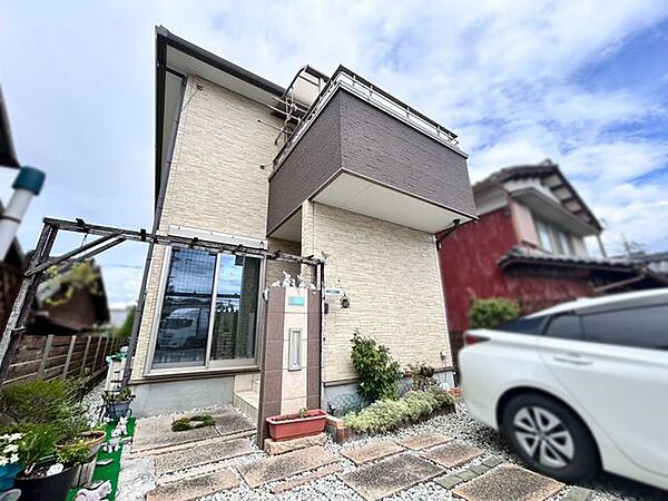小学校やスーパーが徒歩10分圏内で日常のお買い物やお子様の通学にも便利な立地です。詳細は担当までお気軽に問い合わせくださいませ♪