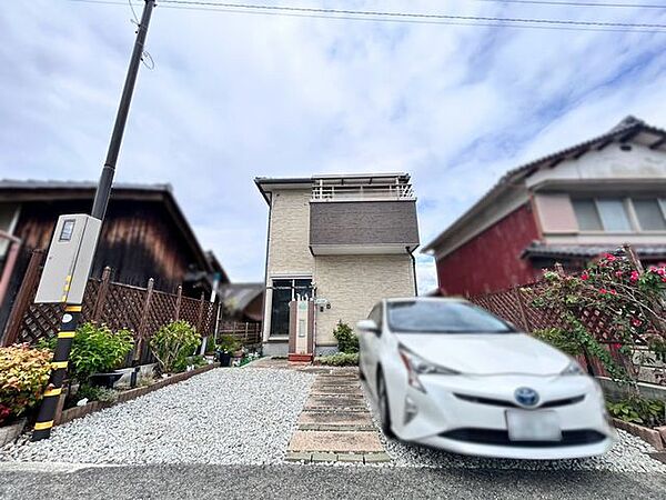 駐車スペースは2台可能です（車種による）。カースペースの為、ハイルーフ車も駐車可能です♪