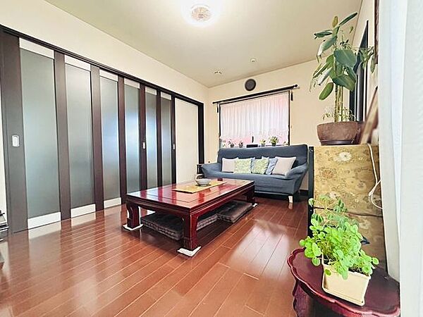 1階8.5帖洋室は、LDKに隣接しています。ゆとりのある開口部を確保できる三枚扉が採用され、一体感のあるLDKとしてのご利用や、食事と寛ぎのスペースを分けてご利用など活用の幅が広がります♪