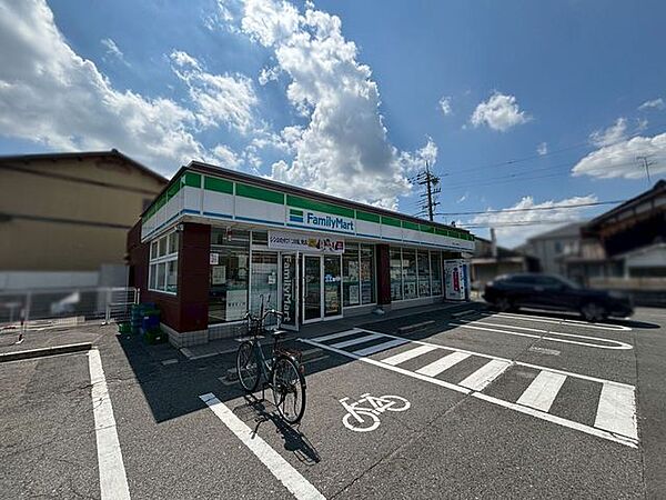 ファミリーマート香芝二上駅前店 徒歩13分。 1000m
