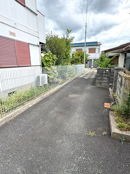 道路から奥まった位置に建築が可能で、通行人や車の視線が届きにくく、比較的物静かな環境での住生活を送っていただけます♪