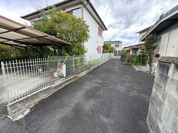 前面道路からは奥まった場所でのご建築が可能です。所謂旗竿地ですが、前面道路から見えにくくプライバシーが保たれやすいメリットもございます♪
