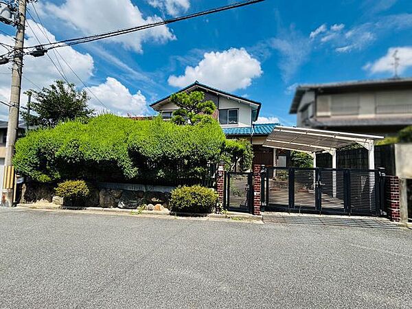 近鉄富雄駅よりは徒歩13分、近鉄学園前駅よりは徒歩20分の他バスでのアクセスも可能な立地です♪