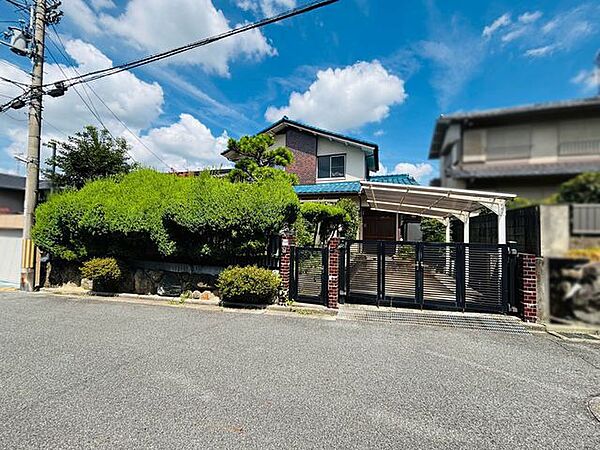 小学校やドラッグストア等が徒歩15分圏内です。約80ｍで公園があり、小さいお子様とのちょっとしたお散歩にも便利です♪