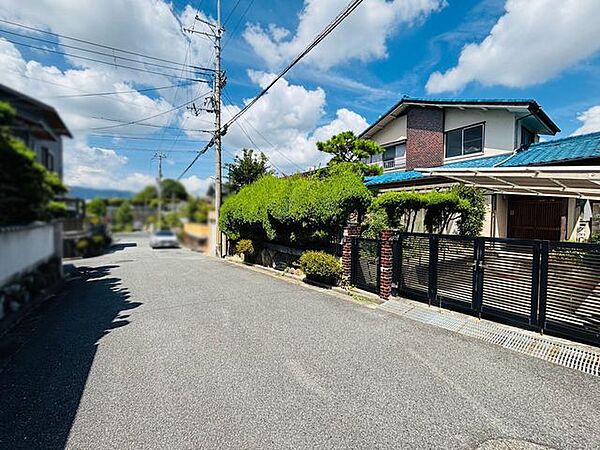 前面道路は南向きです。道幅が約6ｍあり、前面道路向かいの建物の影が伸びにくく、陽当たり良好です♪