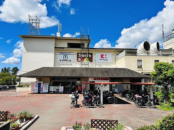 イズミヤショッピングセンター学園前店 徒歩17分。 1320m