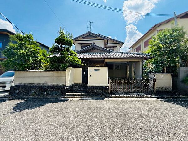 徒歩15分圏内に小学校やスーパー、公園などがあり住生活の拠点にも便利な立地です♪