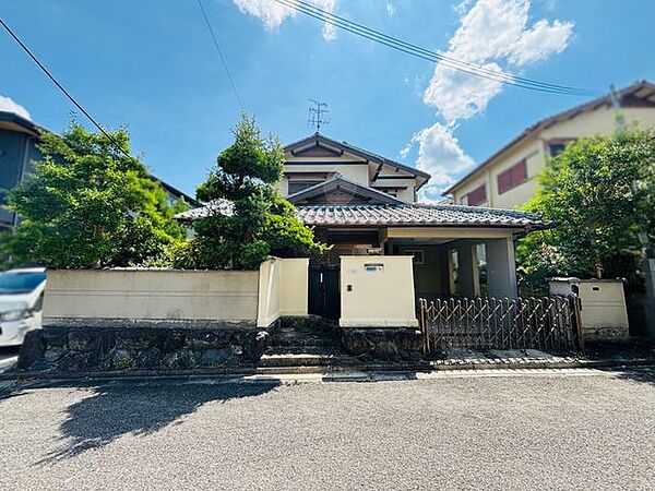 陽光の差し込むサンルームや、見せ梁を採用したLDKなど、こだわり建築の想像が膨らみます♪