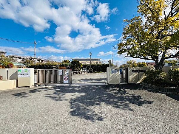 生駒市立鹿ノ台小学校 徒歩11分。 820m