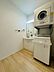 洗面：洗面室は木目調の床で清潔感を感じさせます。シャンプードレッサー付きでスタイリングに役立ちます♪