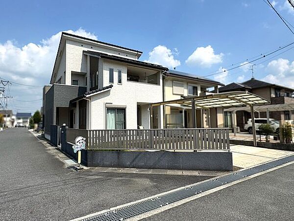 アウトドア用品等もしまって置ける物入もあり、豊富な収納が特徴的です♪