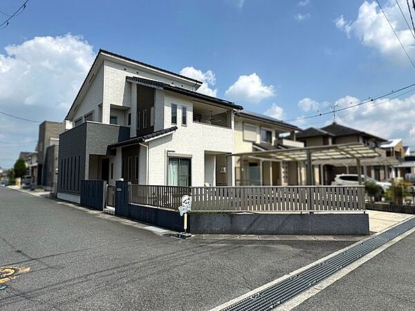 玄関部は外壁にある程度隠れ、プライバシーが守られた空間です。玄関ポーチにゆとりがあり、お子様の自転車等を置いておくのにも便利です♪