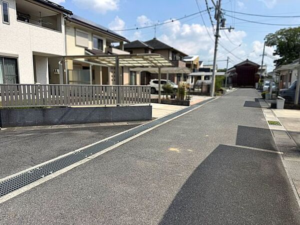 前面道路は南側約4.6ｍ、西側約6.0ｍで車の往来が比較的しやすい幅があります♪