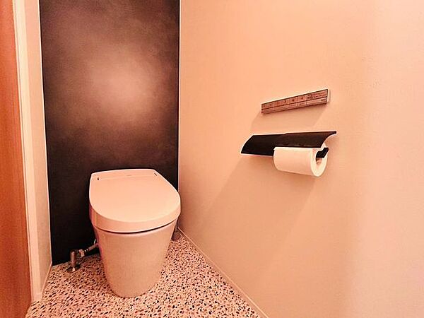 タンクレストイレが採用され、お掃除がしやすいトイレ部です。温水洗浄便座付です♪