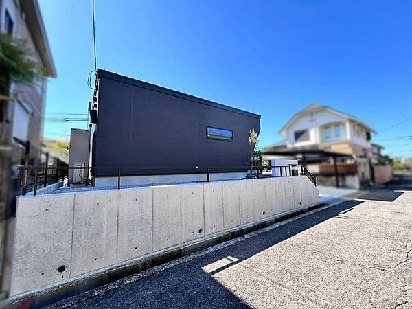 前面道路に面する場所にも、砂利のお庭つきです。内覧や周辺環境のご案内等、担当までお気軽にお問い合わせください♪
