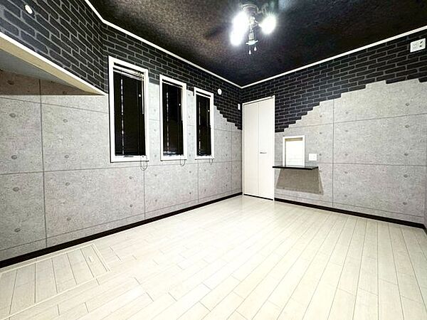 天井までシックなダークカラーを採用した洋室です。モノトーンが落ち着いた空間を演出します♪