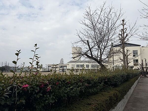 大泉町立北中学校 540m