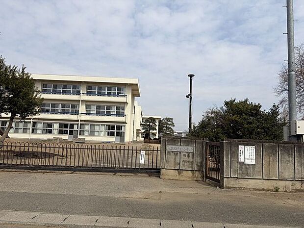 大泉町立南小学校 1010m