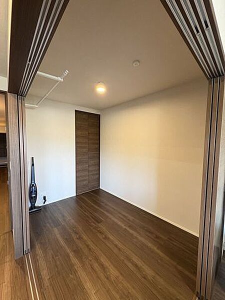 ◇普段はオープンに、来客時は間仕切りを閉めて個室として使える便利な空間です◇