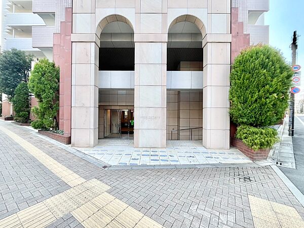 重厚感溢れるエントランスは、マンションの一つの特徴でもあります。
