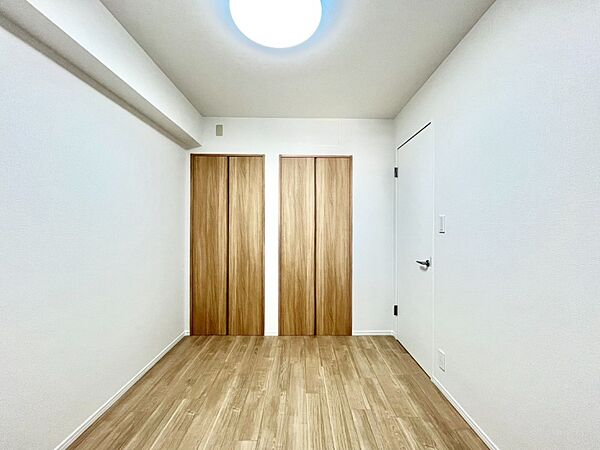 角部屋（南西・北西向き）のため窓が多く、外の光を多く取り込める明るい開放感のあるお部屋です。