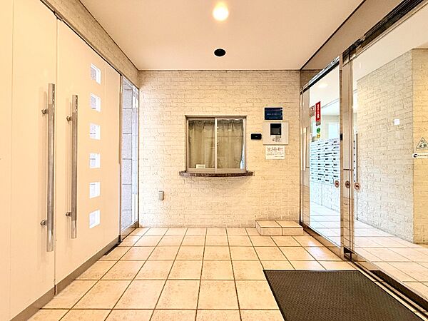 シンプルながらもエントランスが持つべき風格が醸し出されています。