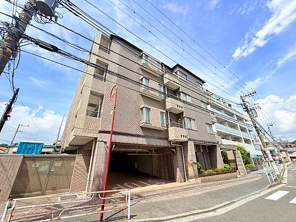 杉田駅西口出てすぐのマンションです！