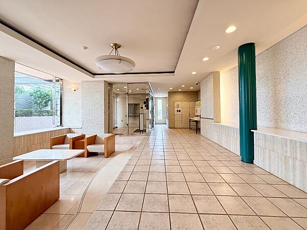 外と内をつなぐエントランスは、まさに顔となる場所。気品のある雰囲気を漂わせて上質な空間を作り出します。
