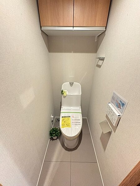 トイレ／トイレは温水洗浄便座付きです。トイレの上部には収納付き。