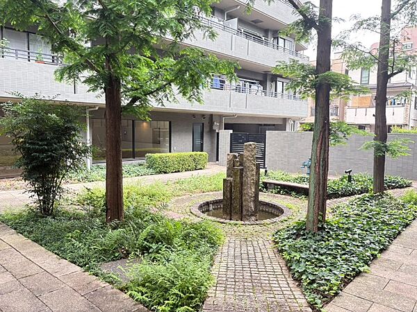 中庭／緑豊かな中庭が住まいに潤いをプラス。四季の彩りを感じながら、心安らぐひとときをお過ごしいただけます。