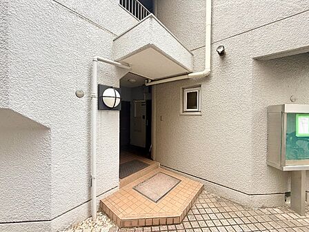 シンプルながらもエントランスが持つべき風格が醸し出されています。