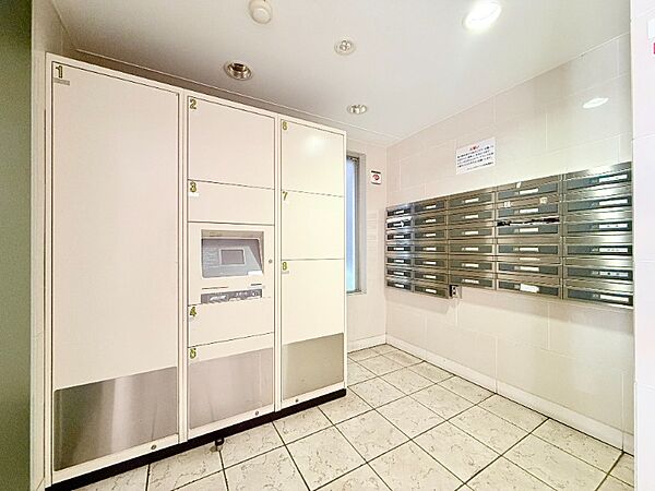 不在時にも荷物が受け取れる宅配BOX付。荷物の受け取りが多い方に便利な設備です。