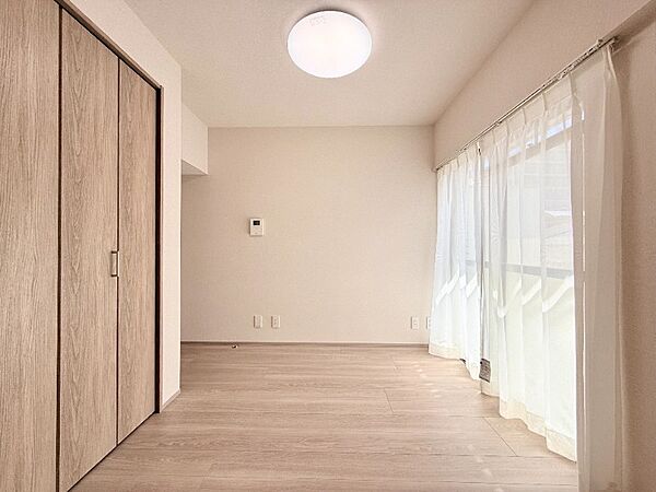 建具とフローリングの優しい木目がナチュラルで明るい空間を演出しています。