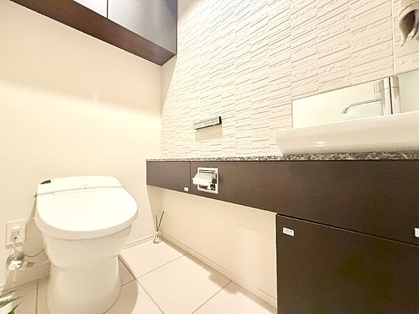 トイレは温水洗浄便座付です。トイレの上部には収納付。トイレットペーパー等、買い置きもしやすそうです。