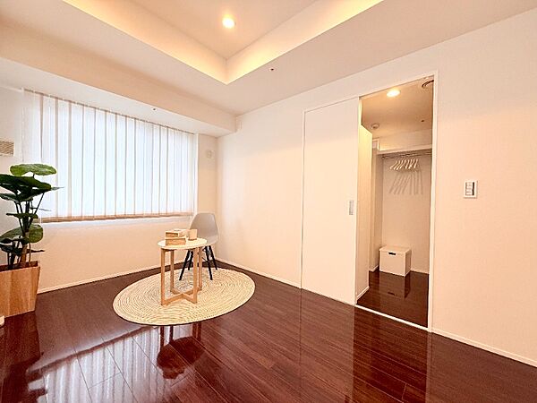 洋室（2）（約5.7帖）ウォークインクローゼットを備えた収納力のあるお部屋です。