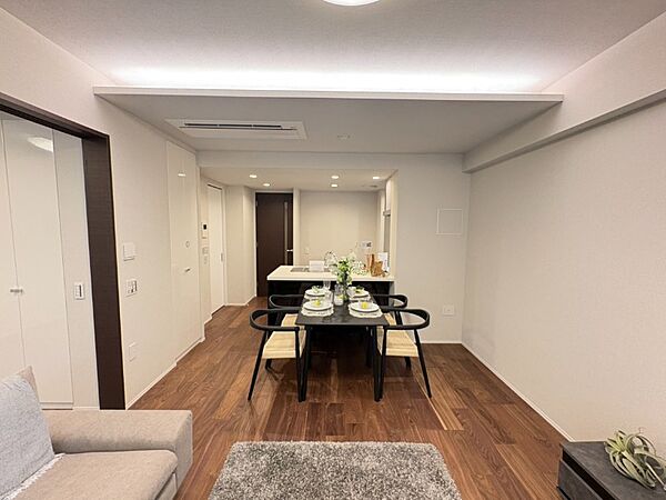 オープンでのびやかな空間を生み出す広々としたLDK。家族との時間を大切にした住空間です。