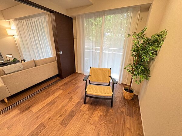 さまざまな使い方ができるリビングに隣接した洋室。お子様の遊び場や寝室としても利用できます。