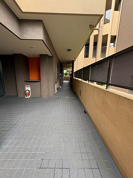 広々としたマンション共用廊下でゆとりのあるマンション生活をお過ごしください。