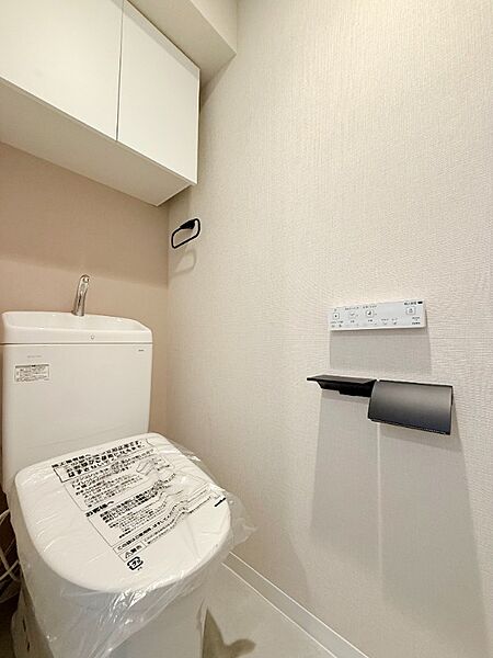 トイレは温水洗浄便座付です。トイレの上部には収納付。トイレットペーパー等、買い置きもしやすそうです。
