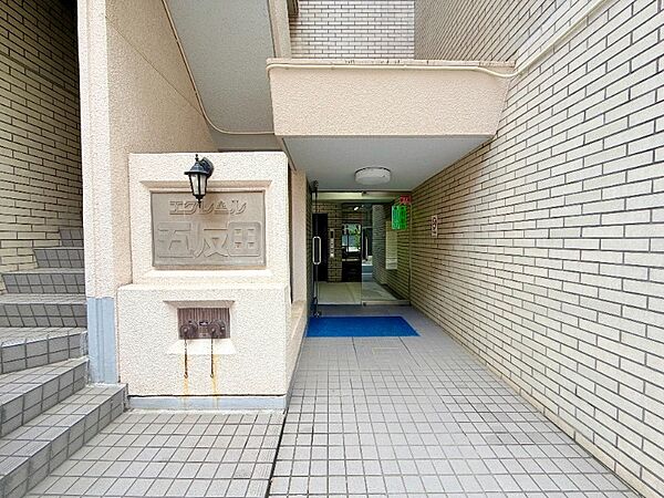 シンプルながらもエントランスが持つべき風格が醸し出されています。