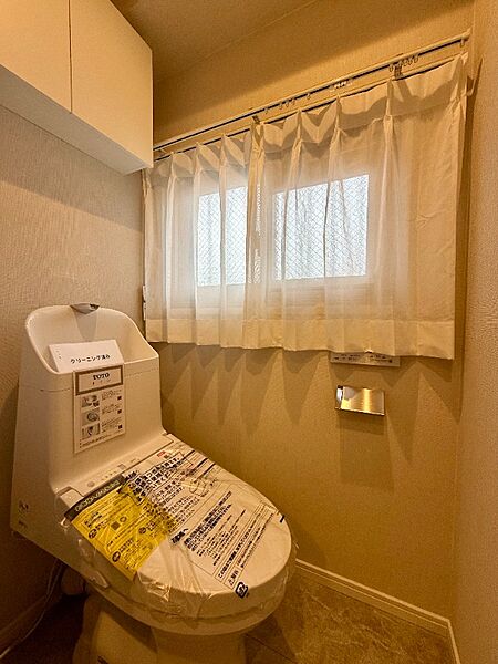 トイレは温水洗浄便座付です。トイレの上部には収納付。トイレットペーパー等、買い置きもしやすそうです。