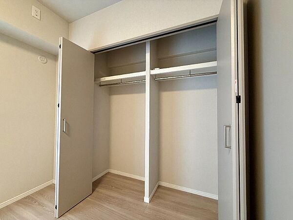 奥行きがあり、収納力のあるクローゼット付です。