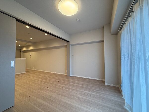 バルコニーに面した開放感のあるお部屋です。
