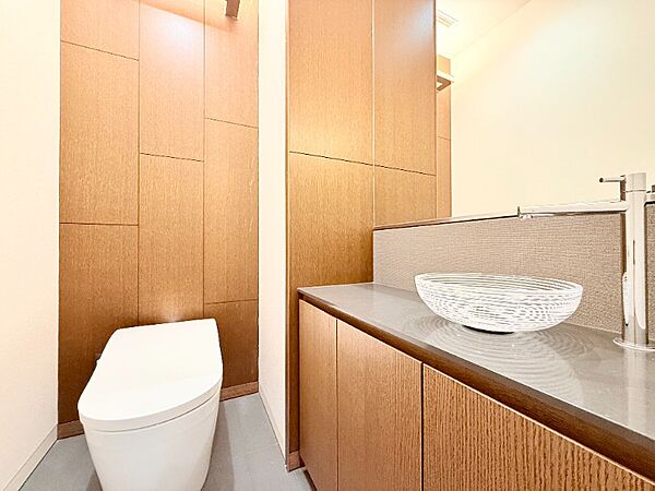 トイレは温水洗浄便座付です。トイレの上部には収納付。トイレットペーパー等、買い置きもしやすそうです。